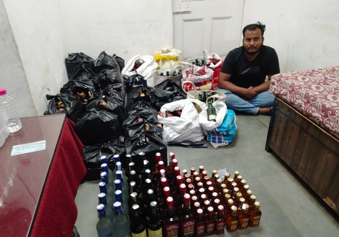 SMC Raid: વડોદરામાં SMCનો સપાટો, પોલીસ ઊંઘતી રહી ને દોઢના વિદેશી દારૂ સાથે એકને દબોચ્યો, એક નાશી છૂટ્યો Vadodara Crime News: SMC Police team raid on the liquor butlegar in the karelibaug, caught more than 1 lakh liquor stocks SMC Raid: વડોદરામાં SMCનો સપાટો, પોલીસ ઊંઘતી રહી ને દોઢના વિદેશી દારૂ સાથે એકને દબોચ્યો, એક નાશી છૂટ્યો