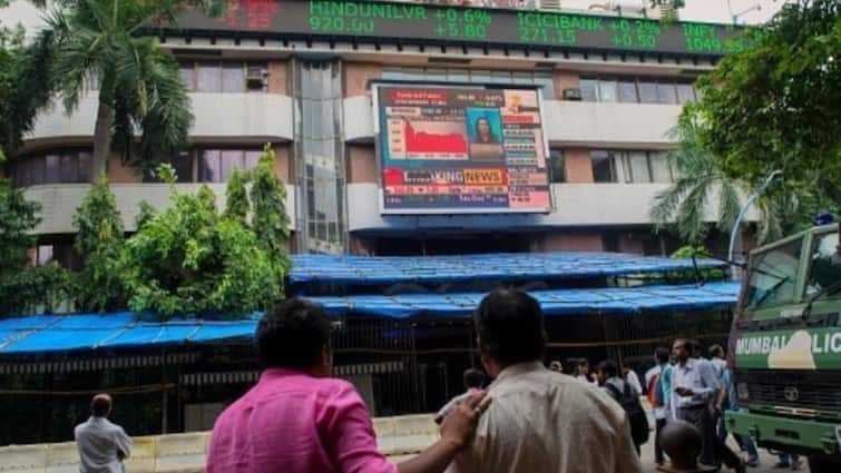 Stock Market Today BSE Sensex Plunges 906 Points NSE Nifty Ends Below 22000 All Sectors In The Red Stock Market Today: Sensex Plunges 906 Points; Nifty Ends Below 22,000. All Sectors In The Red