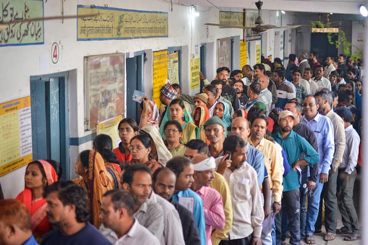 आचार संहिता का पालन करना चुनाव में हर राजनीतिक दल और प्रत्याशी के लिए जरूरी होता है. ऐसा नहीं करने पर चुनाव आयोग एक्शन ले सकता है.