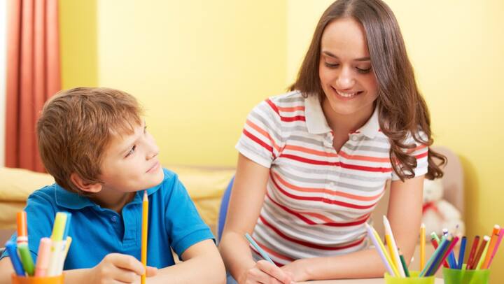 लेकिन, क्या यह सबके लिए सही है? जवाब है नहीं. हर व्यक्ति का अपना एक अलग बॉडी क्लॉक होता है. कुछ लोग सुबह उठकर पढ़ने में अधिक सहज महसूस करते हैं, तो कुछ लोग रात में. महत्वपूर्ण यह है कि आप जिस समय पढ़ाई कर रहे हों, उसमें पूरी तरह से केंद्रित हों और उसका पूरा लाभ उठाएं.