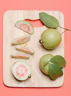 Guava Leaves Tea : केवळ पेरूच नाही तर त्यांची पानेही आहेत फायदेशीर, जाणून घ्या त्यांचे चमत्कारिक फायदे !