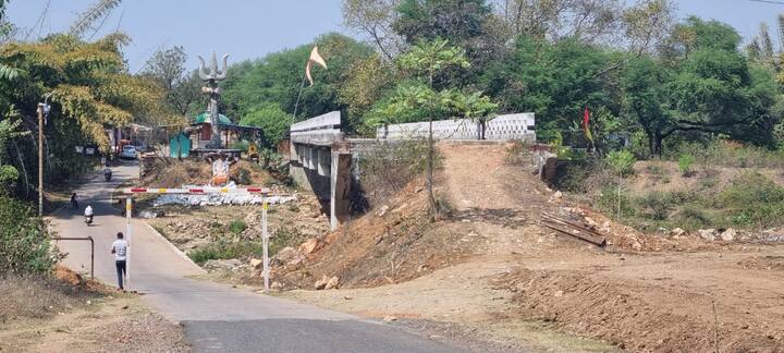 इतना ही नहीं बल्कि साल 2018 में पुल का एक हिस्सा गिर भी गया था. इस फूल की तस्वीर देखकर आप भी चौंक जाएंगे. क्योंकि, पुल का पूरा ढांचा तो बनकर तैयार है, लेकिन उसके दोनों तरफ की एप्रोच रोड गायब है. यह पुल बनकर तो तैयार हो गया है, लेकिन इस पुल पर ना आप चढ़ सकते हैं और न उतर सकते हैं. पिछले 6 सालों से यह पुल ऐसे ही बनकर खड़ा हुआ है. जबलपुर मुख्यालय से करीब 20 किलोमीटर दूर पनागर और जबलपुर क्षेत्र को जोड़ने वाली परियट नदी पर इस पुल का निर्माण हुआ है. इसके लिए 1 करोड़ 90 लाख रुपए का बजट स्वीकृत हुआ था, लेकिन अब इसकी लागत बढ़ गई है.