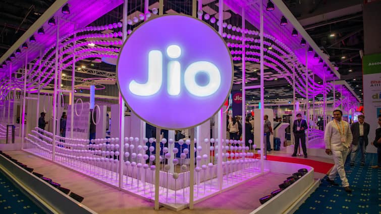 Jio platforms Quarterly results showing 12 percent Profit along with good operational revenue जियो प्लेटफॉर्म्स का जलवा बरकरार, चौथी तिमाही में मुनाफा 12 फीसदी बढ़ा