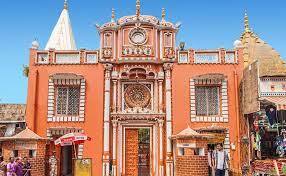 3. रघुनाथ मंदिर, जम्मू आणि काश्मीर जम्मूमधील टेकडीवर वसलेले, रघुनाथ मंदिर हे प्रभू रामाला समर्पित एक प्राचीन मंदिर आहे. हे राज्य आपल्या निसर्गरम्य लँडस्केपसाठी प्रसिद्ध असताना , हे मंदिर एक आध्यात्मिकतेचा अनुभव देते , ज्यामुळे भाविकांना शांत वातावरणात आध्यात्मिकतेचा अनुभव घेता येतो.