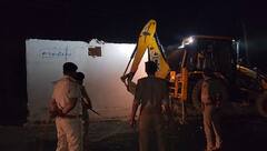 Demolition: કચ્છમાં મોડી રાત્રે ત્રણ દરગાહો પર ફરી વળ્યુ 'દાદાનું બૂલડૉઝર', જુઓ ગેરકાયદે બાંધકામ તોડી પડાયાની તસવીરો....