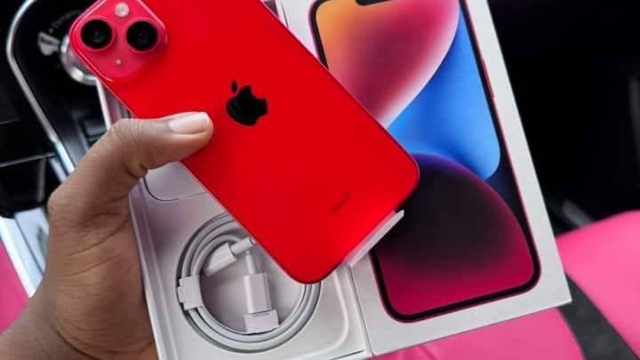 2024 में एप्पल कंपनी iPhone 16 सीरीज लॉन्च करने वाली है. हर साल की तरह इस साल भी सितंबर के महीने में एप्पल अपनी अगली आईफोन सीरीज को लॉन्च कर सकती है, लेकिन उससे पहले कंपनी ने अपने दो साल पुराने iPhone 14 को सस्ता कर दिया है. कंपनी ने इस फोन की कीमत में करीब 26% की कटौती की है. आइए हम आपको इस फोन के बारे में बताते हैं.