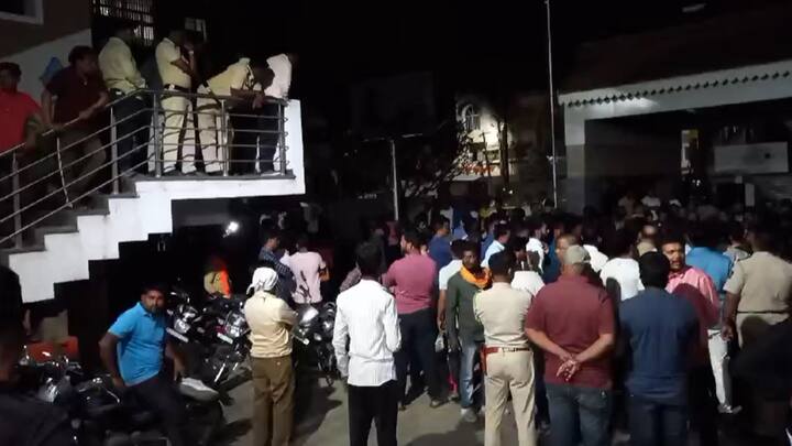 Ahmednagar Crime News Argument two groups In Sangamner police protection on Spot marathi news गाडीला कट मारल्याच्या वादातून संगमनेरमध्ये राडा, दोन गट भिडले; घटनास्थळी पोलिसांचा मोठा बंदोबस्त