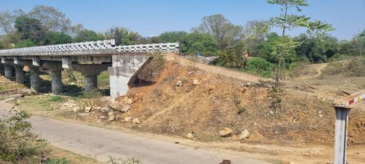 स्थानीय निवासी शंकरेंदुनाथ बताते हैं कि फिलहाल ऑर्डनेंस फैक्ट्री खमरिया से वर्धा घाट को जोड़ने के लिए परियट नदी पर एक ऐसा पुल है,जो बारिश में डूब जाता है. मानसून के मौसम में कई दिनों तक वर्धा घाट सहित आसपास के 15 गांव का कनेक्शन जिला मुख्यालय से कट जाता है.
