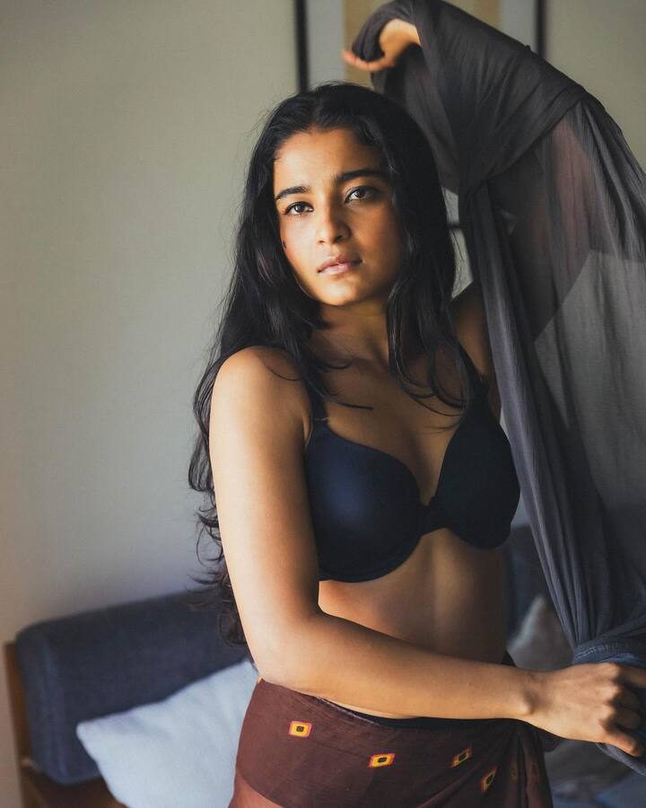 కన్నడ కథానాయకుడు రక్షిత్ శెట్టి హీరోగా నటించిన 'సప్త సాగరాలు దాటి' సినిమా గుర్తు ఉందిగా! రెండు భాగాలుగా విడుదలైంది. అందులో 'సప్త సాగరాలు దాటి సైడ్ బి'లో చైత్ర జె ఆచార్ నటించారు. ఈ సినిమాకు ముందు కన్నడలో చైత్ర ఐదు సినిమాలు చేశారు. కానీ, ఈ సినిమా తెలుగు - కన్నడ భాషల్లో ఆమెకు గుర్తింపు తెచ్చింది. (Image Courtesy: chaithra.j.achar/Instagram)