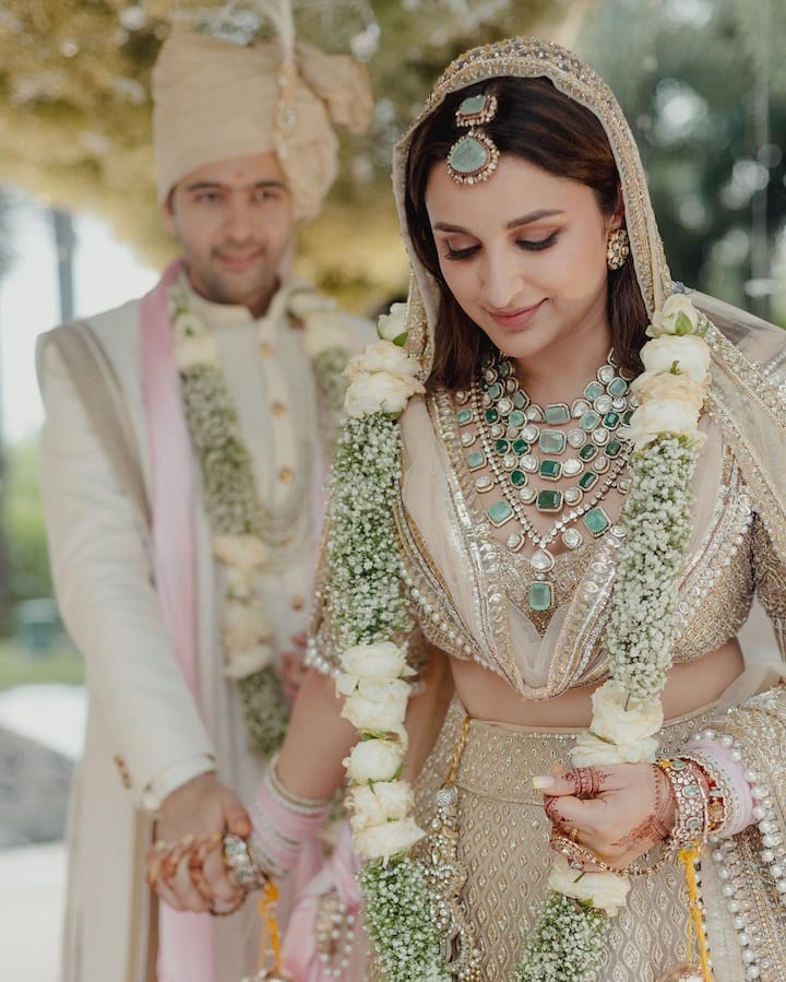 लेकिन जहां मीरा और प्रियंका ने लाल रंग का लहंगा पहना तो वहीं परिणीति ने ट्रेंड के हिसाब से अपनी शादी के लिए पेस्टल कलर का लहंगा पहना था.