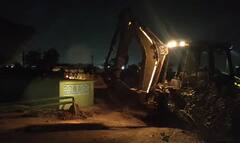 Demolition: કચ્છમાં મોડી રાત્રે ત્રણ દરગાહો પર ફરી વળ્યુ 'દાદાનું બૂલડૉઝર', જુઓ ગેરકાયદે બાંધકામ તોડી પડાયાની તસવીરો....