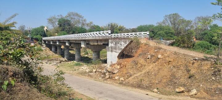 जिसकी वजह से मध्य प्रदेश सरकार रक्षा विभाग के बीच जमीन को लेकर सालों पत्राचार चलता रहा. निर्माण एजेंसी मध्य  प्रदेश ग्रामीण सड़क विकास प्राधिकरण के महाप्रबंधक लाकेश रघुवंशी ने एबीपी लाइव को बताया कि अब रक्षा विभाग से जमीन मिल गई है. कुछ महीनो में पुल की एप्रोच रोड तैयार कर ली जाएगी और जल्द ही ग्रामीणों का पुल का लाभ मिलने लगेगा.
