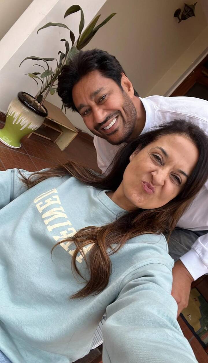 ਇਸ ਤੋਂ ਬਾਅਦ ਹੁਣ ਗਾਇਕ ਦੀਆਂ ਪਤਨੀ ਨਾਲ ਤਸਵੀਰਾਂ ਚਰਚਾ ਦਾ ਵਿਸ਼ਾ ਬਣੀਆਂ ਹੋਈਆਂ ਹਨ।