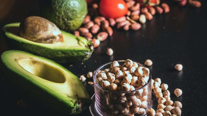 ஒரு கப் வேகவைத்த கொண்டைக்கடலையில் கொண்டைக்கடலையில் 12 கிராம் புரோட்டீன் உள்ளது.