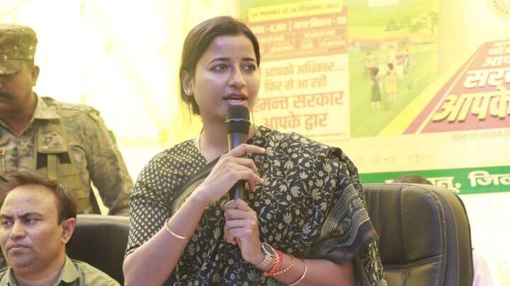 ईडी की कार्रवाई किस मामले में हुई है, इसकी जानकारी नहीं मिली है. ईडी की टीम सुबह धुर्वा स्थित हेवी इंजीनियरिंग कॉरपोरेशन कॉलोनी स्थित अंबा प्रसाद के आधिकारिक आवास पर पहुंची और तलाशी शुरू की. ऑपरेशन के दौरान उनके आवास पर केंद्रीय अर्धसैनिक बलों का पहरा था.