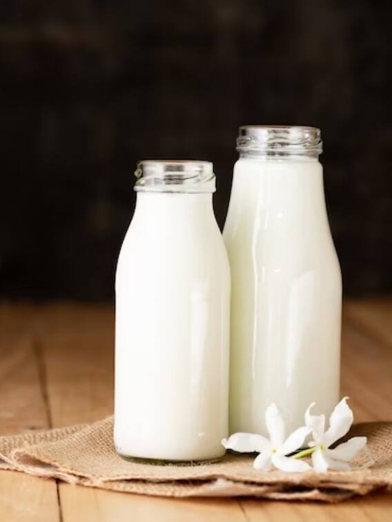 दूध के साथ भूलकर भी न खाएं ये आइटम्स, आ सकती है आफत