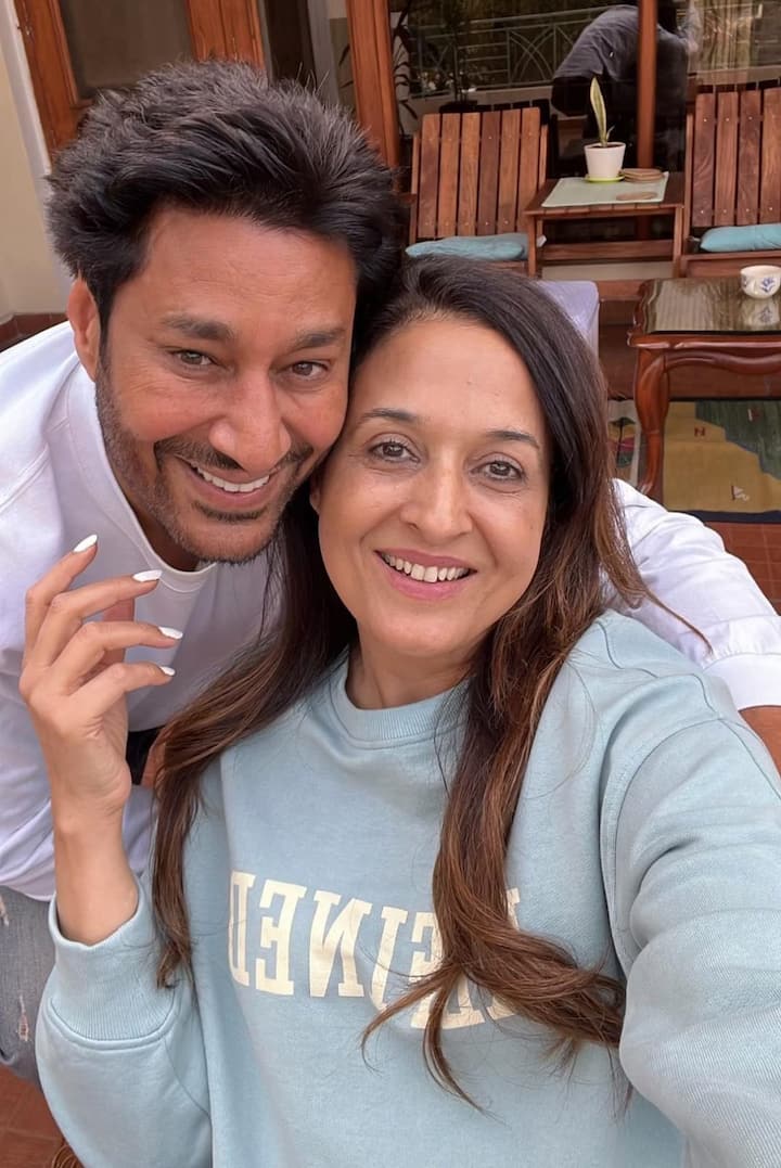 ਇਨ੍ਹਾਂ ਤਸਵੀਰਾਂ ਹਰਭਜਨ ਮਾਨ ਪਤਨੀ ਹਰਮਨ ਕੌਰ ਦੇ ਨਾਲ ਰੋਮਾਂਟਿਕ ਪੋਜ਼ ਦਿੰਦੇ ਨਜ਼ਰ ਆ ਰਹੇ ਹਨ।