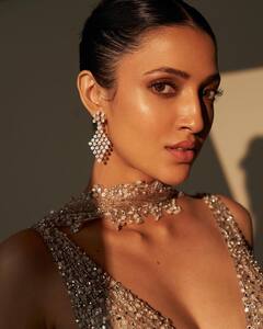 Neha Shetty Photos: గోల్డ్‌ కలర్‌ ట్రెండీ అవుట్‌ఫిట్‌లో వజ్రంలా మెరిసిపోతున్న నేహా శెట్టి