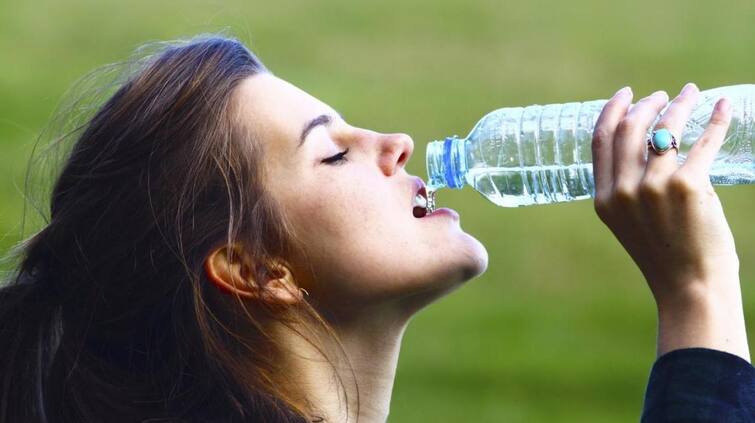 If you drink water like this then you will avoid kidney stone disease, know the disadvantage Health Alert:  સાવધાન, આ રીતે પાણી પીશો તો કિડની સ્ટોનની બીમારી નોતરશો, જાણો નુકસાન