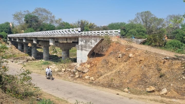 Jabalpur News: जबलपुर के वर्धा घाटी गांव के परियट नदी पर एक पुल का निर्माण कार्य 2015 में शुरू हुआ और इसे 2016 में बनकर तैयार होना था, लेकिन 8 साल बाद भी पुल बनकर तैयार नहीं हुआ है.