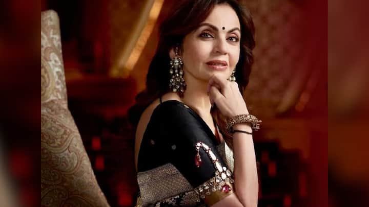 পরনে যা-ই থাকুক না কেন, গয়না পছন্দ নিয়ে কথা হবে না। পারিবারিক অনুষ্ঠান হোক সামাজিক উদযাপন, জমকালো গয়নায় বরাবরই নজর কাড়েন নীতা আম্বানি।  -ফাইল চিত্র।