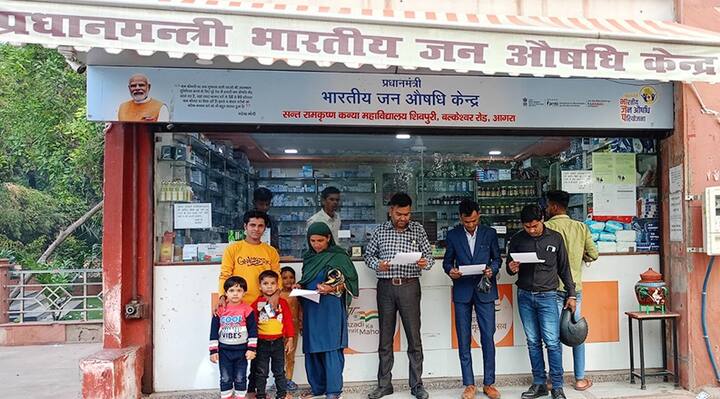 Jan Aushadhi Kendra: સામાન્ય લોકોને સસ્તી દવાઓ ઉપલબ્ધ કરાવવા માટે મોદી સરકાર જન ઔષધિ કેન્દ્રોની સંખ્યામાં સતત વધારો કરી રહી છે. હવે સરકારે વધુ એક પહેલ કરી છે. જન ઔષધિ કેન્દ્ર ખોલવા માટે સરકાર કોઈપણ ગેરંટી વગર લોન આપશે. આ માટે SIDBI સાથે ભાગીદારી કરવામાં આવી છે.