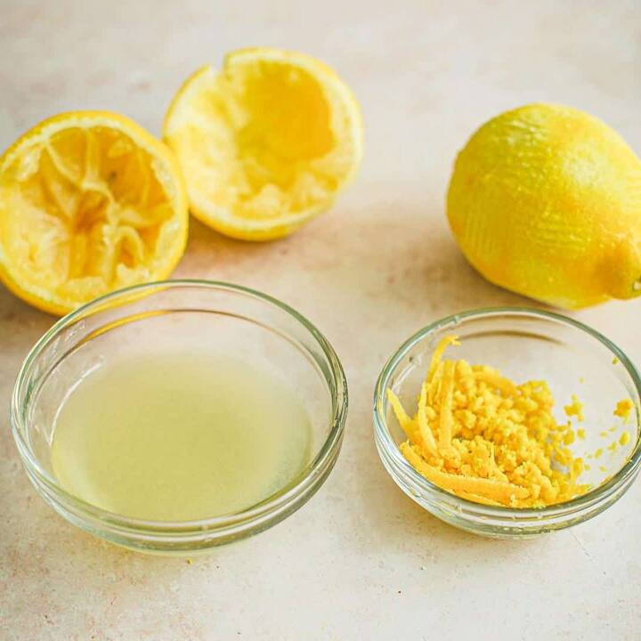 ਇਸ ਦੇ ਲਈ ਸਭ ਤੋਂ ਪਹਿਲਾਂ ਨਿੰਬੂ ਦੇ ਛਿਲਕੇ ਨੂੰ ਪੀਸ ਲਓ। ਹੁਣ ਇਸ ਪਾਊਡਰ ਨੂੰ ਇਕ ਗਲਾਸ ਪਾਣੀ 'ਚ ਪਾ ਕੇ ਉਬਾਲ ਲਓ। ਫਿਰ ਇਸ 'ਚ ਨਮਕ ਵੀ ਮਿਲਾਓ। ਹੁਣ ਇਸ ਘੋਲ ਨੂੰ ਫਰਸ਼ 'ਤੇ ਫੈਲਾਓ ਅਤੇ ਬਰੱਸ਼ ਨਾਲ ਸਾਫ਼ ਕਰੋ। ਇਸ ਨਾਲ ਕੀਟਾਣੂਆਂ ਨੂੰ ਖਤਮ ਕਰਨ 'ਚ ਵੀ ਮਦਦ ਮਿਲੇਗੀ। ਤੁਸੀਂ ਇਸ ਛਿਲਕੇ ਨਾਲ ਬਾਥਰੂਮ ਅਤੇ ਰਸੋਈ ਦੇ ਸਿੰਕ ਨੂੰ ਵੀ ਸਾਫ਼ ਕਰ ਸਕਦੇ ਹੋ।