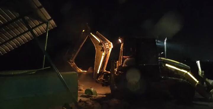 આ કડીમાં આજે કચ્છ-સૌરાષ્ટ્રમાં ફરી એકવાર 'દાદાનું બૂલડૉઝર' ચાલ્યુ છે. કચ્છ જિલ્લાના કંડલામાં ગેરકાયદે નિર્માણોને તોડી પડાયા છે.