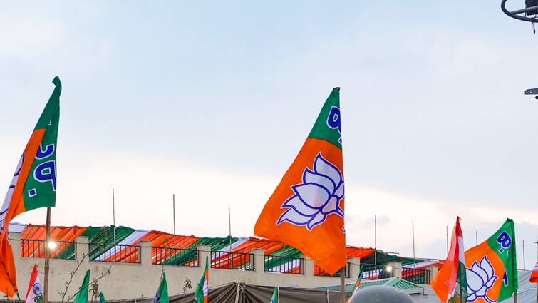 SultanPur Lok Sabha Seat Election 2024 bjp may field new face from sultanpur or maneka gandhi will win chance ann Sultanpur Lok Sabha Seat: सुल्तानपुर में क्या नया चेहरा उतारेगी बीजेपी? मेनका गांधी पर है संशय! जानें- क्या कहते हैं समीकरण