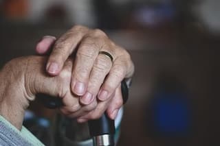 Senior Citizen Health Tips : वाढत्या वयात आरोग्याची काळजी कशी घ्यावी? वाचा तज्ज्ञांनी सांगितलेल्या महत्त्वाच्या टिप्स...
