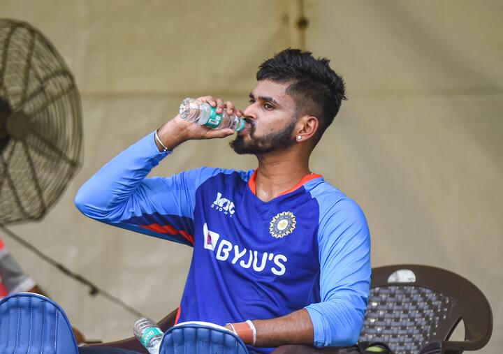 তবে রঞ্জি ট্রফির ফাইনালে মুম্বই দলে রয়েছেন তিনি। মুম্বইয়ের ব্যাটিংকে ভরসাও দিয়েছেন। ওয়াংখেড়ে স্টেডিয়ামে প্রথম ইনিংসে রান পাননি। মাত্র সাত রান করে ফেরেন। তবে দ্বিতীয় ইনিংসে চাপের মুখে ৯৫ রানের ঝকঝকে ইনিংস খেলেন শ্রেয়স।