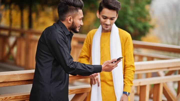 अगर आपका दोस्त आपके फोन की जाँच करता है, तो वह एक दोस्त नहीं, बल्कि एक विश्वासघाती है. डिटैक्टिव दोस्‍त आपकी बातों का गलत इस्‍तेमाल करता है और आपकी लव लाइफ को बर्बाद करते हैं. वह आपकी लवलाइफ में परेशानियों का कारण बन सकते हैं.