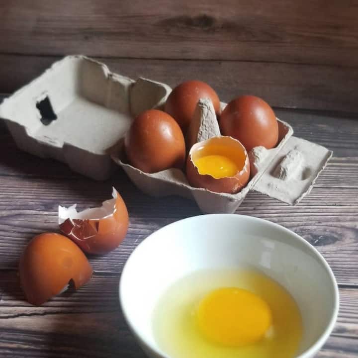 ਆਂਡੇ ਨੂੰ ਕੱਚਾ ਖਾਣ ਲਈ ਸਭ ਤੋਂ ਪਹਿਲਾ ਚੰਗੀ ਤਰ੍ਹਾਂ ਧੋ ਲਵੋ। ਇਸ ਤਰੀਕੇ ਨਾਲ ਆਂਡਾ ਖਾਣਾ ਕਾਫੀ ਲਾਭਦਾਇਕ ਹੈ। ਤੁਸੀਂ ਦੁੱਧ ਵਿੱਚ ਪਾ ਕੇ ਵੀ ਆਂਡੇ ਨੂੰ ਪੀ ਸਕਦੇ ਹੋ।