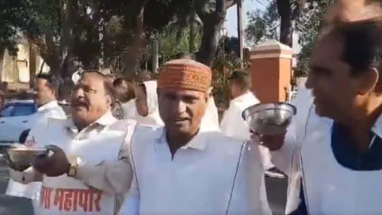 Jabalpur Video News Municipal Corporation Congress councilors protest Against mayor and MIC ANN Jabalpur News: जबलपुर में कांग्रेस पार्षदों को बीच सड़क भीख मांगते देख चौंक गए लोग, देखें वीडियो
