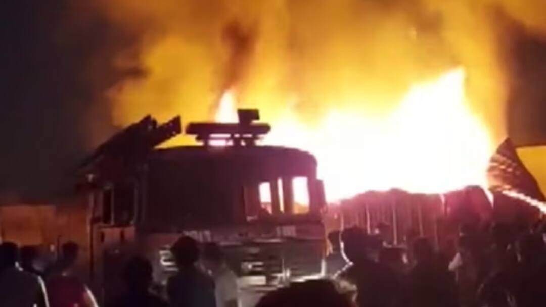 Noida Noida Fire Department tested a hi tech robot for fire accident आग बुझाने के लिए फायर कर्मियों को नहीं डालनी पड़ेगी जोखिम में जान, नोएडा फायर डिपार्टमेंट ने किया ये कमाल