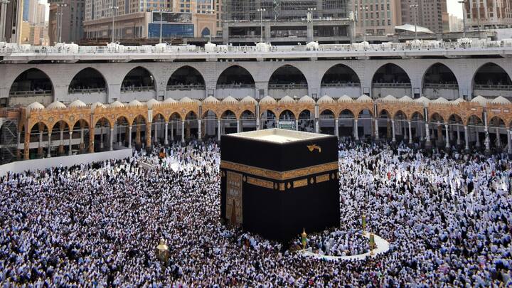 Ramadan 2024 in Mecca: रमजान को इबादत और बरकत का पाक महीना माना गया है. इस पूरे महीने में मुसलमान रोजा भी रखते हैं. इस बीच सऊदी अरब की सरकार ने स्वच्छता को देखते हुए नियम में बड़ा बदलाव किया है.