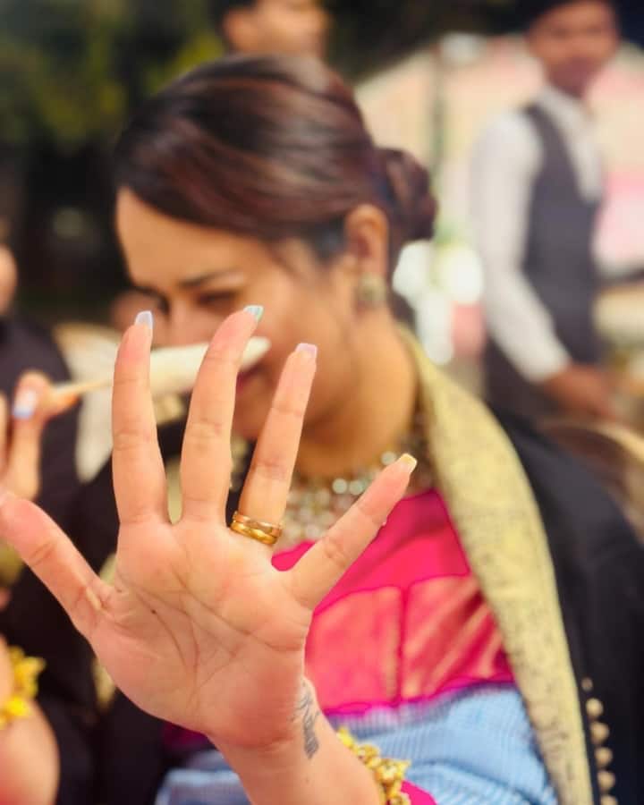 అనసూయ ఇంస్టాలో ఫస్ట్ ఈ ఫోటో షేర్ చేశారు. కామెంట్స్ చేయవద్దని అన్నట్టు  లేదూ ఈ ఫోటో!? ఈ శుక్రవారం ఆవిడ కీలక పాత్ర చేసిన 'రజాకార్' సినిమా థియేటర్లలో విడుదల అవుతోంది. (Image Courtesy: itsme_anasuya / Instagram)