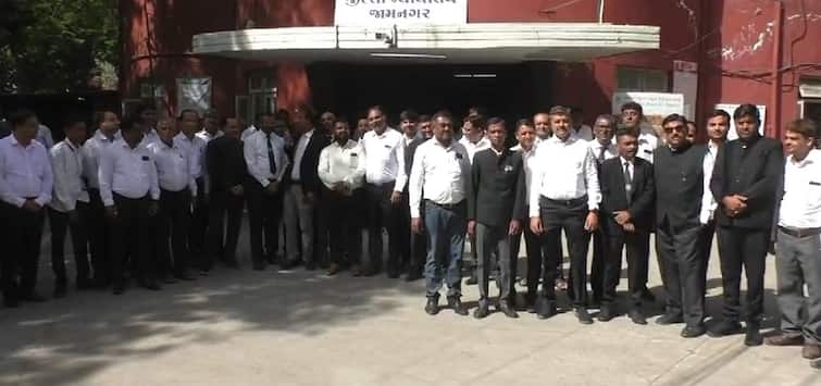 reaction to Haroon Paleja's murder, lawyers go on strike demanding speedy justice હારૂન પાલેજાની  હત્યાના ઘેરા પ્રત્યાઘાત,  વકીલો  ત્વરિત ન્યાયની   માંગણી સાથે   હડતાળ  પર ઉતર્યાં