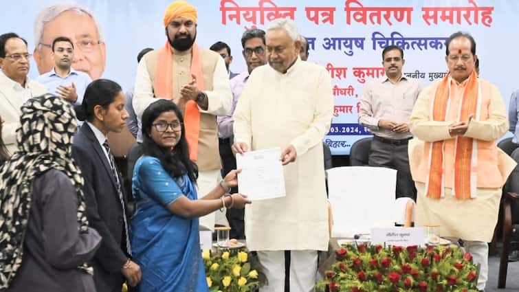 CM Nitish and Samrat Chaudhary distributed appointment letters to appointed AYUSH doctors and engineers Nitish Kumar News: CM नीतीश ने नवनियुक्त 2901 आयुष चिकित्सकों को बांटे नियुक्ति पत्र, सम्राट चौधरी रहे मौजूद