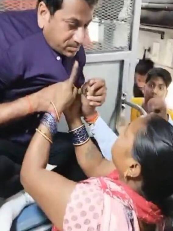 मां-बेटी ने ट्रेन में सवार यात्री के साथ की बदतमीजी, क्या थी वजह?