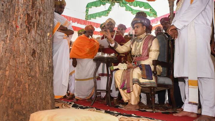 यदुवीर कृष्णदत्त चामराजा वाडियार को बीजेपी ने मैसूर सीट से टिकट दिया है. वह मैसूर के राजघराने से संबंध रखते हैं. उनकी संपत्ति के बारे में आधिकारिक जानकारी नहीं है, लेकिन वाडियार राजवंश के पिछले राजा श्रीकांतदत्त ने 2004 चुनाव में अपनी संपत्ति 1.52 लाख करोड़ रुपये बताई थी.