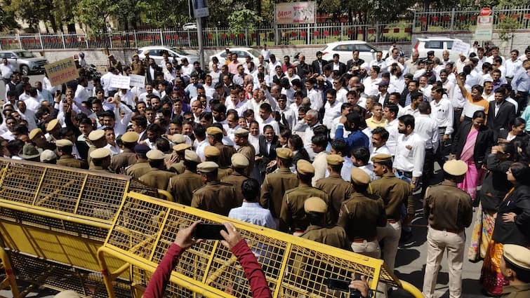 Bar Association advocate demands high court bench in Udaipur protest in Rajasthan ann Udaipur News: उदयपुर में वकीलों ने दी लोकसभा चुनाव बहिष्कार की चेतावनी, 42 साल से कर रहे ये मांग