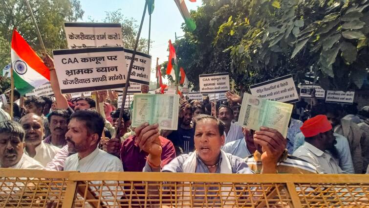Arvind Kejriwal Reaction on Pakistani Hindu Refugee Protest over Comments Against CAA 'पाकिस्तानियों को सम्मान लेकिन किसानों पर गोलियां', घर के बाहर शरणार्थियों के प्रदर्शन पर बोले अरविंद केजरीवाल