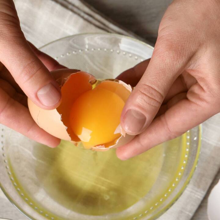 ਆਂਡੇ ਦੇ ਪੀਲੇ ਹਿੱਸੇ 'ਚ ਬਾਇਓਟਿਨ ਪਾਇਆ ਜਾਂਦਾ ਹੈ ਜੋ ਵਾਲਾਂ ਅਤੇ ਚਮੜੀ ਨੂੰ ਮਜ਼ਬੂਤ ਕਰਨ ਦਾ ਕੰਮ ਕਰਦਾ ਹੈ। ਆਂਡੇ ਦੀ ਜ਼ਰਦੀ ਨੂੰ ਵਾਲਾਂ 'ਤੇ ਲਗਾਉਣ ਨਾਲ ਵਾਲ ਨਰਮ ਅਤੇ ਕੋਮਲ ਬਣਦੇ ਹਨ।