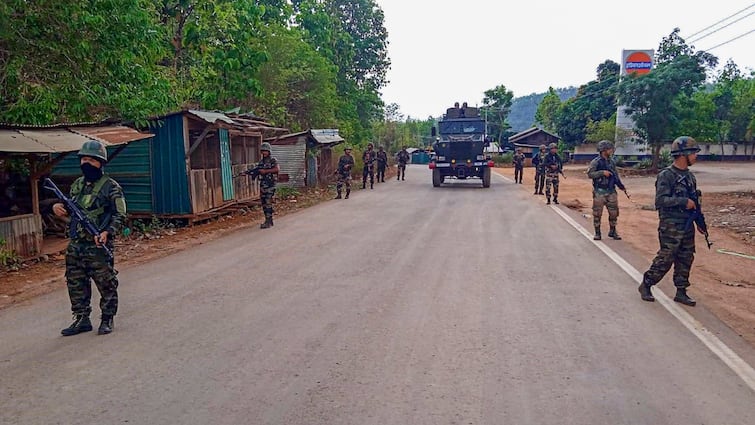 2 members of Manipur Armed Outfit UNLF P including self styled Army Chief arrested NIA to interrogat Manipur Violence: स्वयंभू 'सेना प्रमुख' सहित मणिपुर आर्म्ड आउफिट के 2 सदस्य गिरफ्तार, NIA करेगी पूछताछ