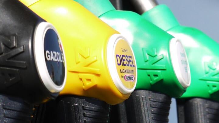 আন্তর্জাতিক বাজারে লাগাতার তেলের দামে পতন ঘটলেও, ভারতে কেন দাম কমানো হচ্ছে না, সেই নিয়ে প্রশ্ন তুলে আসছিলেন বিরোধীরা। রাশিয়ার থেকে সস্তায় তেল কিনেও কেন সাধারণ মানুষকে মুক্তি দেওয়া হচ্ছে না প্রশ্ন তোলেন তাঁরা। ছবি: পিক্সাবে।