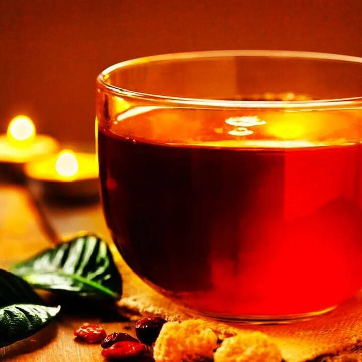 ਕਿਉਂਕਿ ਅੱਜ ਅਸੀਂ ਤੁਹਾਨੂੰ ਦੁੱਧ ਦੀ ਬਜਾਏ ਕਾਲੀ ਚਾਹ ਨਾਲ ਸਵੇਰ ਦੀ ਸ਼ੁਰੂਆਤ ਕਰਨ ਦੇ ਫਾਇਦਿਆਂ ਬਾਰੇ ਦੱਸਣ ਜਾ ਰਹੇ ਹਾਂ। ਇਨ੍ਹਾਂ ਫਾਇਦਿਆਂ ਨੂੰ ਜਾਣ ਕੇ ਤੁਸੀਂ ਦੁੱਧ ਵਾਲੀ ਚਾਹ ਛੱਡ ਦਿਓਗੇ।