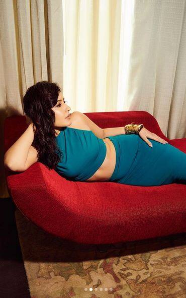 ਅਦਾਕਾਰਾ ਰਾਸ਼ੀ ਖੰਨਾ ਨੇ ਹਾਲ ਹੀ 'ਚ ਇੰਸਟਾਗ੍ਰਾਮ 'ਤੇ ਆਪਣੀਆਂ ਤਾਜ਼ਾ ਤਸਵੀਰਾਂ ਪੋਸਟ ਕੀਤੀਆਂ ਹਨ। ਇਨ੍ਹਾਂ ਤਸਵੀਰਾਂ 'ਚ ਉਹ ਕਾਫੀ ਬੋਲਡ ਅਤੇ ਗਲੈਮਰਸ ਨਜ਼ਰ ਆ ਰਹੀ ਹੈ। ਹਾਲਾਂਕਿ ਪ੍ਰਸ਼ੰਸਕ ਵੀ ਉਨ੍ਹਾਂ ਦੇ ਅੰਦਾਜ਼ ਨੂੰ ਕਾਫੀ ਪਸੰਦ ਕਰ ਰਹੇ ਹਨ।