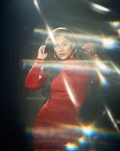 सई मांजरेकरचा ग्लॅमरस लूक; काळ्या ड्रेसमध्ये दिसतेय झकास!