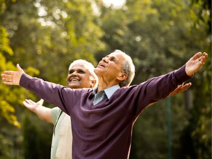 Ageing with great health: The risk of kidney issues is directly proportional to an increase in age. A few ways to prioritise kidney health include regular exercise, hydration, and balanced diet choices. Healthy kidneys can also be aided by avoiding harmful habits like excessive alcohol intake and smoking. (Image source: Getty Images)